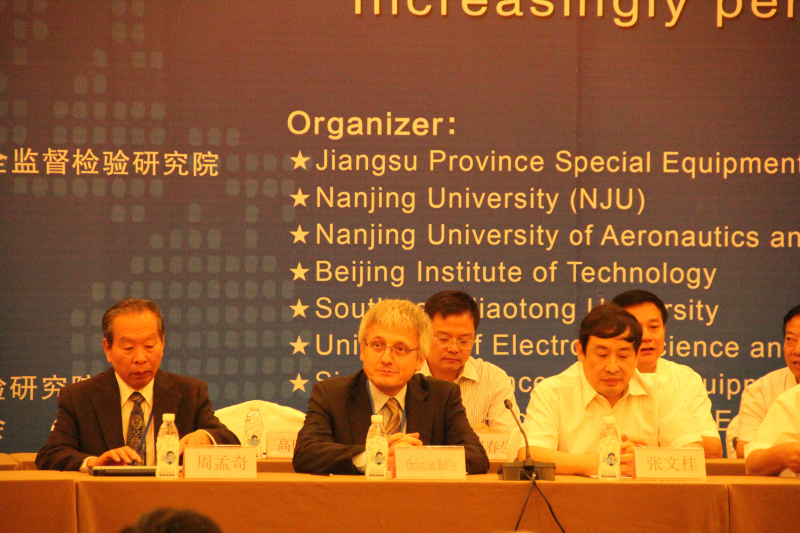 周孟奇（IEEE中国联合会主席）-鲍勒（论坛学术委员会主席）-张文桂（西南交大副校长）.jpg